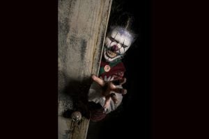 un clown maléfique sort d'un placard