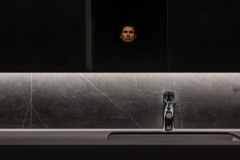 Un homme se regarde dans le miroir