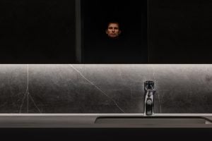 Un homme se regarde dans le miroir