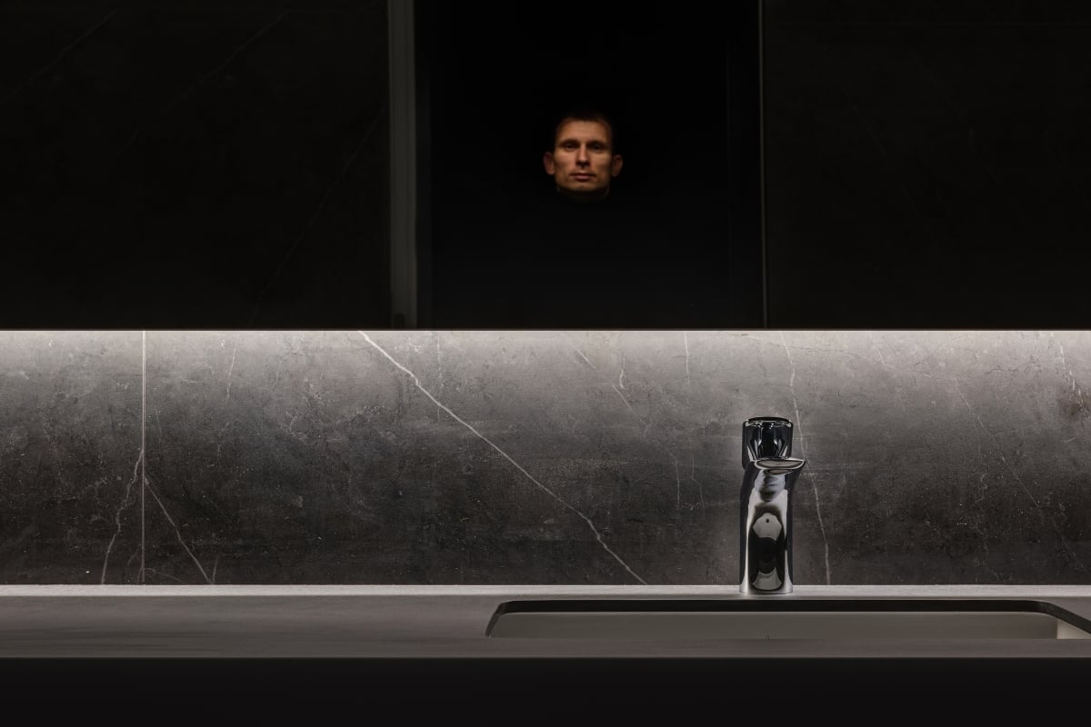 Un homme se regarde dans le miroir