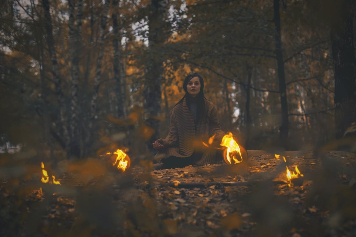 une sorcière dans les bois avec un feu