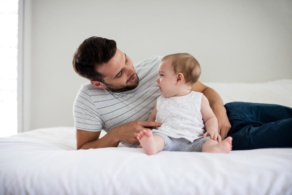 Le congé de naissance va-t-il réduire votre salaire en 2025 ?