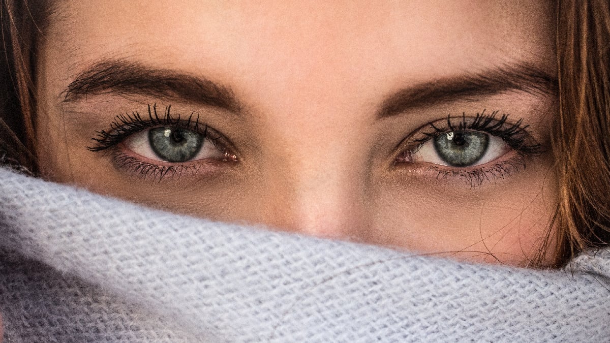 vers dans les yeux